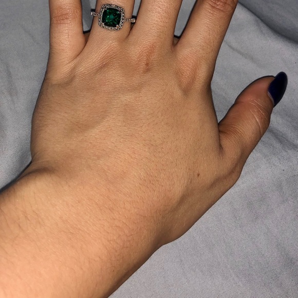 Emerald/Silver Ring - Picture 2 of 7